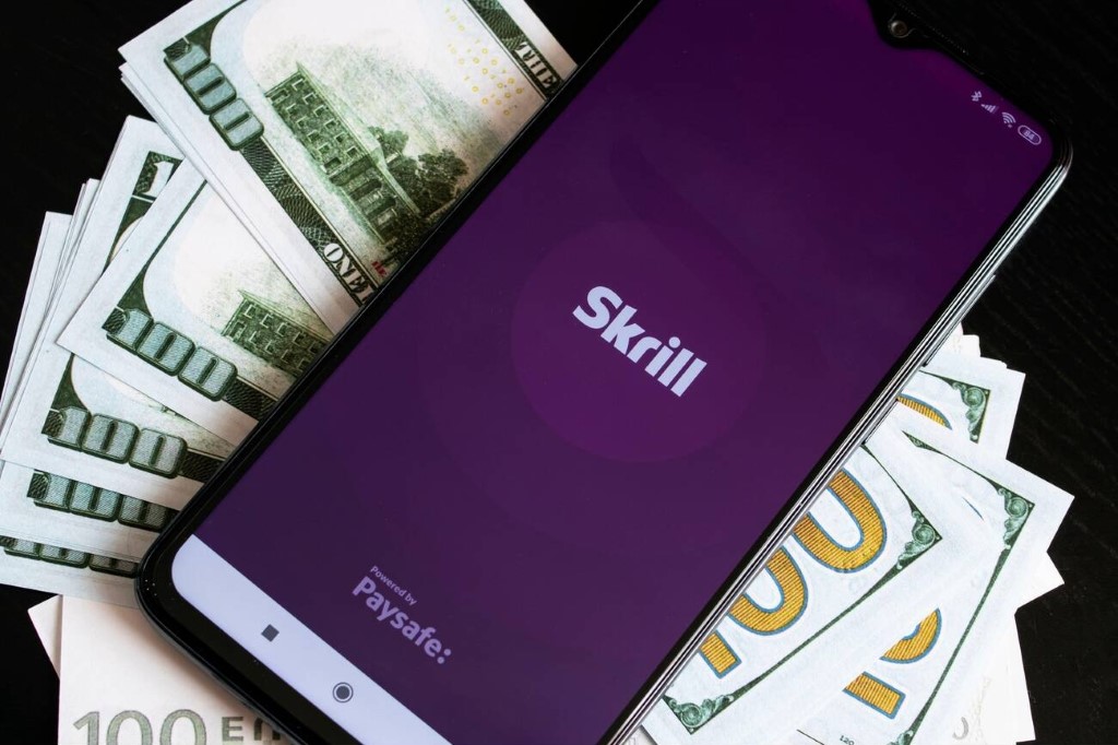 Can I use Skrill for both deposits and withdrawals at online casinos?