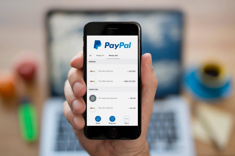 How can I use PayPal to deposit and withdraw money in online casinos